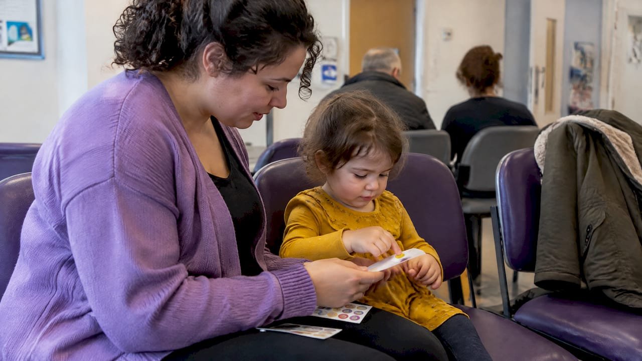 One Item, Quieter Waits: UK Toddler Activities for Waiting Rooms